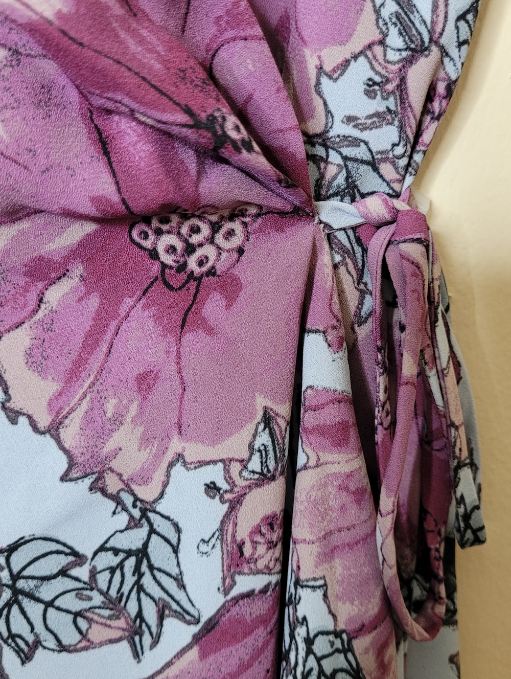 Aritzia Babaton Wallace Dress Floral Wrap Mini Size M - Picture 5 of 10